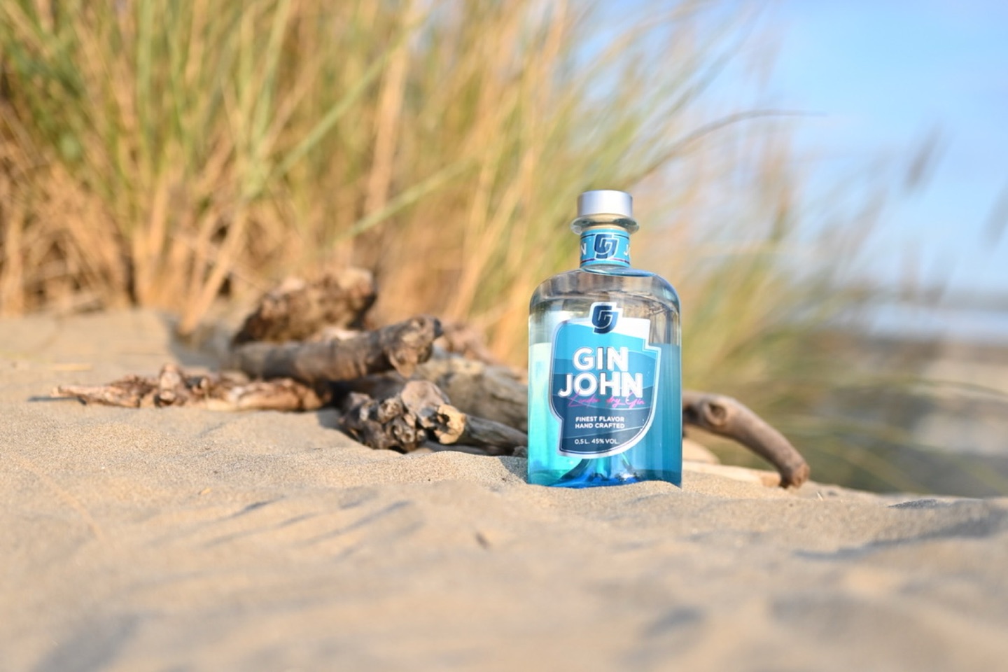 Gin John in Sanddüne mit Strandgras
