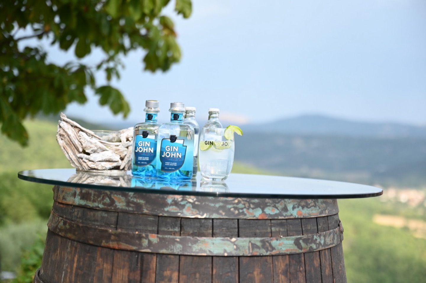 Gin John auf einer Yacht mit Glas und Adria im Hintergrund