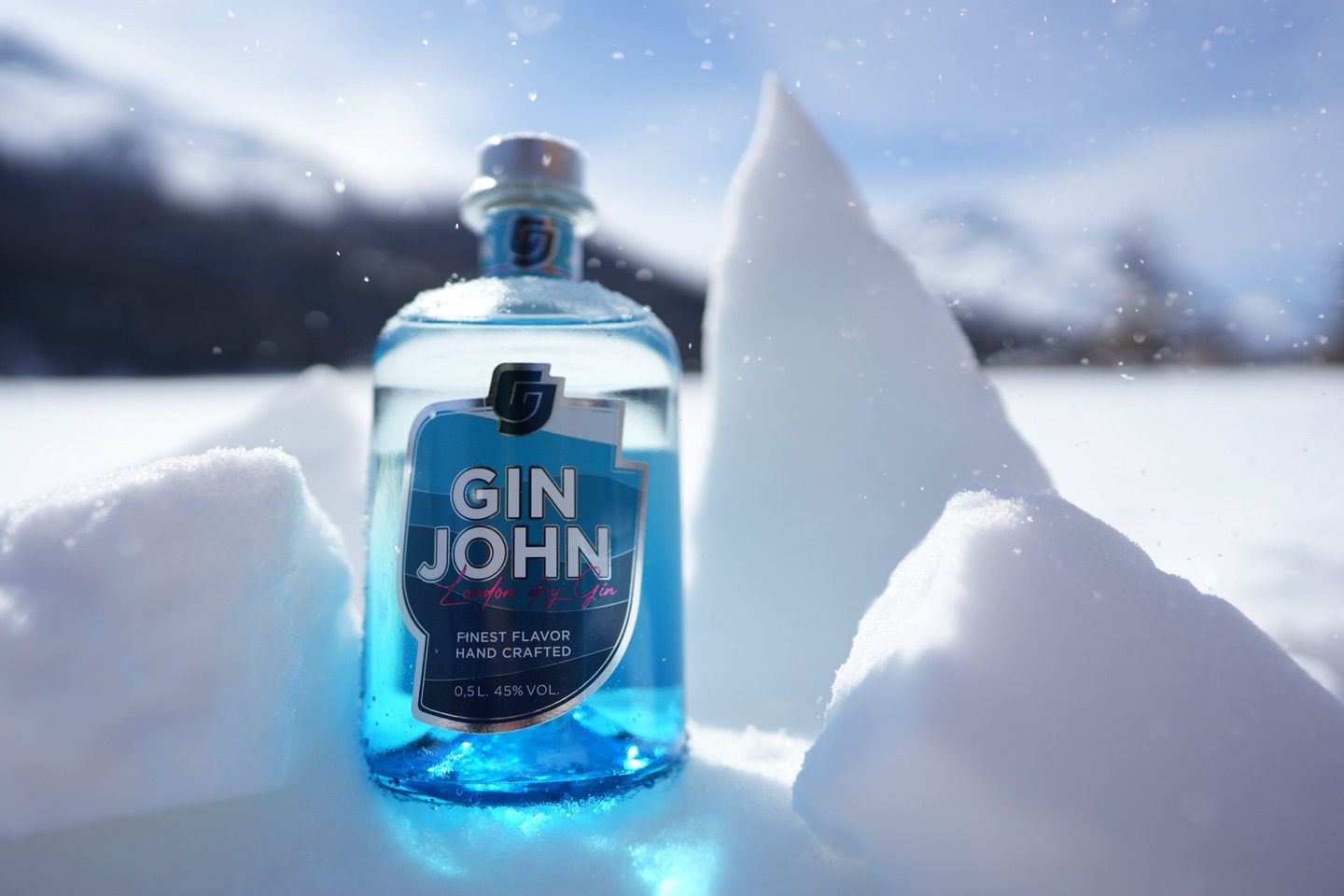 Gin John zwischen Eisblöcken in den Alpen