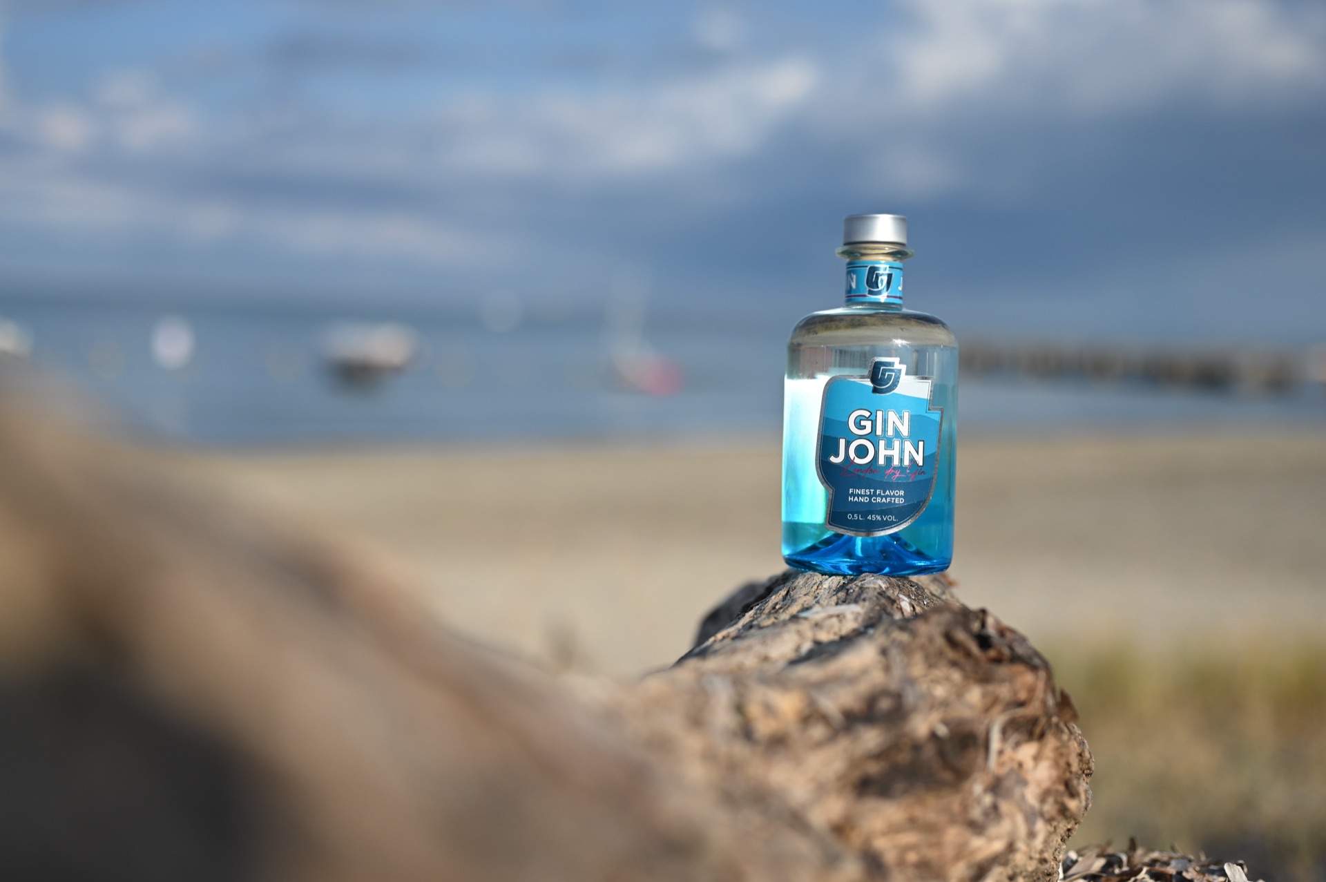 Mann mit mehreren Gin John Mini-Flaschen auf einem Campingplatz