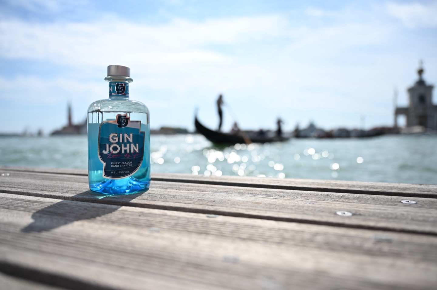 Gin John auf Steg in Venedig mit Gondoliere
